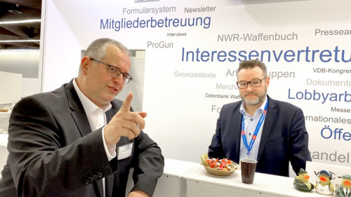 Ingo Meinhard und Michael Blendinger vom VDB auf dem Messestand zur IWA 2022