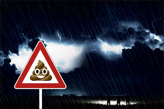 Gewitterwolken, Blitze und Regen in der Nacht, davor ein Warnschild mit einem Kackehaufen-Emoji