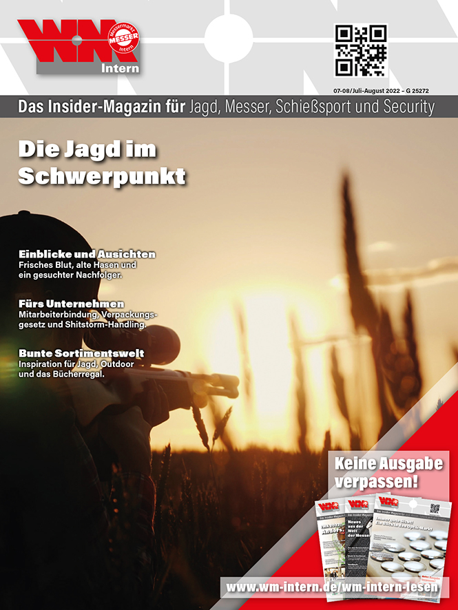 Cover der Juli-August-Ausgabe von WM-Intern. Titelmotiv: Ein Jäger mit angelegtem Gewehr schaut Richtung untergehender Sonne.