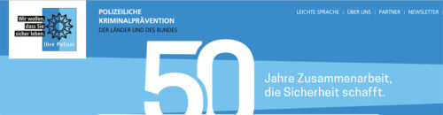 Logo Polizeiliche Krimnalprävention auf hell- und dunkelblauem Grund mit Hinweis auf die 50-jährige Zusammenarbeit