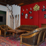Puma-Showroom – dunkelrote Wand vor der eine Sitzgruppe aus Leder steht