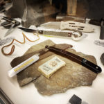 verschiedene Taschen- und Rasiermesser im PUMA-Showroom
