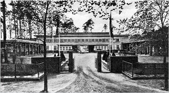 Ein altes Schwarz-Weiß-Bild des Schießstandes am Wannsee