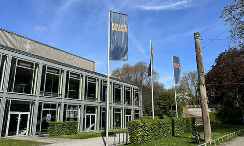 Das Theater und Konzert-Haus in Solingen mit Fahnen, die das Logo der KNIFE 2023 zeigen