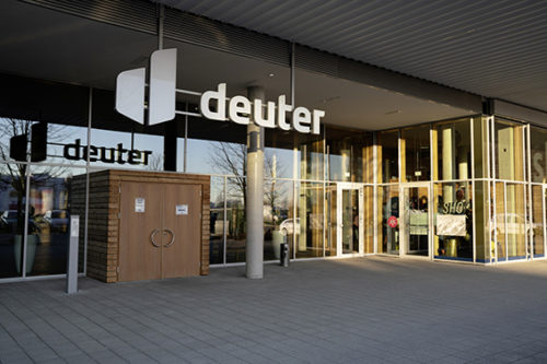 Eingang der Firmenzentrale der Firma Deuter